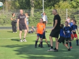 Laatste training S.K.N.W.K. JO8-1 (partijtje tegen de ouders) van maandag 2 juni 2025 (93/123)